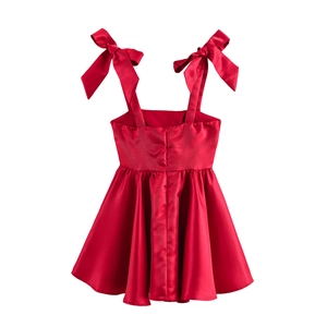 Robe courte en satin rouge à bretelles avec nœuds aux épaules et coupe trapèze évasée