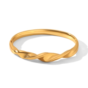 Gros plan d'un bracelet torsadé en acier inoxydable plaqué or 18k avec un fini brillant