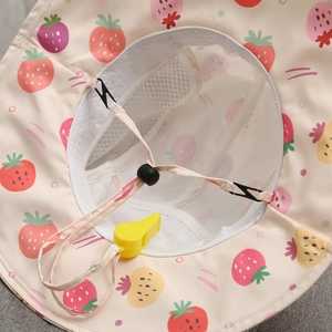 Cappello da sole per bambini con stampa fragole, fodera in rete e fischietto sicuro