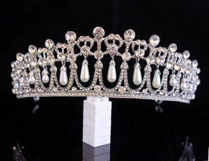 Dettaglio di corona da sposa barocca argento con cristalli e perle a goccia