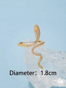 Detailansicht eines goldenen Schlangenrings mit weißen Zirkonia und 1,8 cm Innendurchmesser
