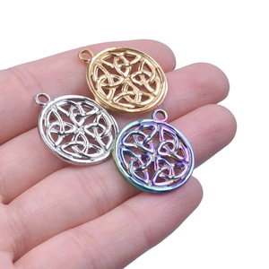 Détails de pendentifs circulaires en nœud celtique en or, argent et acier arc-en-ciel