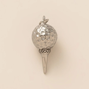 Makroaufnahme von Silbernem Golfball-Anhänger mit Strassbesetztem Tee auf Beige