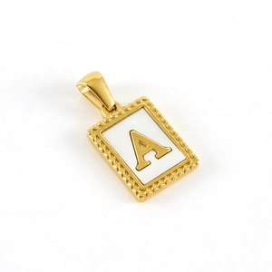 Goldener Buchstaben-Anhänger A mit weißem Inlay und Perlenrand auf weißem Hintergrund