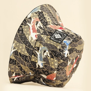 Détail d'un chapeau bob réversible avec motif carpe koi et étiquette tissée
