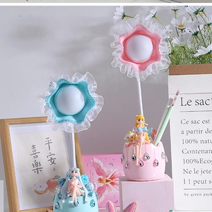 Dettaglio lampada a fiori fai da te con figure Sailor Moon e decorazioni in colla