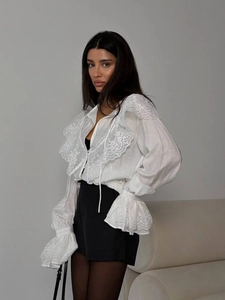 Blouse blanche style français avec col en V, dentelle, volants et détails de liens