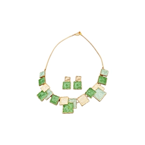 Parure de bijoux dorée avec carrés irréguliers en émail vert et beige au design moderne