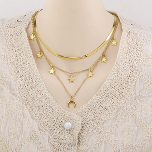 Collier multicouche en acier titane doré avec breloques étoile et lune au style bohème