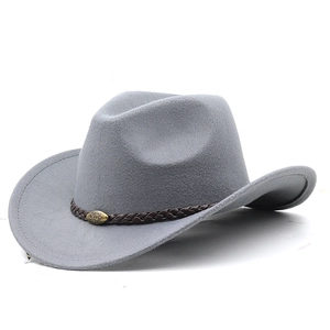 Détail du chapeau de cowboy en feutre gris avec ruban en cuir tressé et boucle tête de taureau