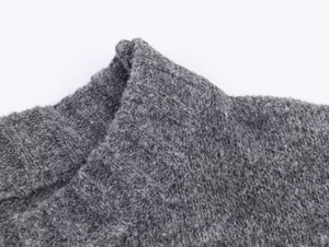 Gros plan détaillé du col d'un pull en maille côtelée gris foncé à texture douce