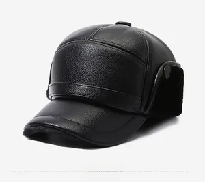 Détail d'une casquette d'hiver en cuir pour homme avec doublure polaire et protège-oreilles