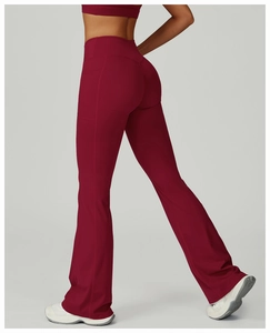 Vue détaillée du pantalon évasé de yoga bordeaux avec taille haute et poche latérale fine