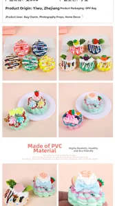 Makro-Detail von realistischem Donut-Schlüsselanhänger aus PVC mit Sahne und Früchten