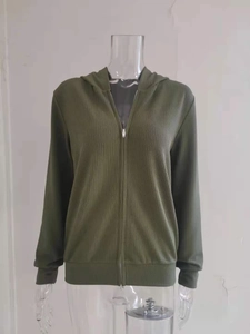 Dettaglio della felpa in maglia a coste verde oliva con cerniera lampo sul davanti