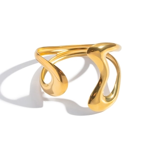 Bracelet jonc ouvert en acier inoxydable plaqué or 18 carats avec découpe cœur