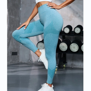 Dettaglio dei leggings da yoga senza cuciture a vita alta con trama a maglia verde acqua