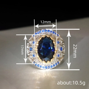 Anello vintage bohémien con pietra ovale blu e incisione decorata in oro e argento