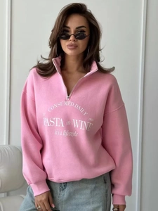 Detail eines rosa Sweatshirts mit halbem Reißverschluss, weißem Vintage-Druck und Kragen
