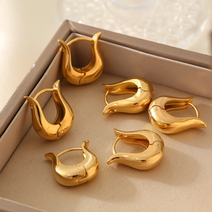 Orecchini a tulipano placcati in oro 18K a forma di U con elegante design a onde in box