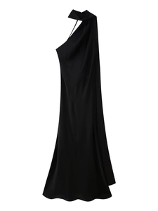 Makro-Detail eines eleganten schwarzen One-Shoulder-Satin-Maxikleides mit glänzender Textur