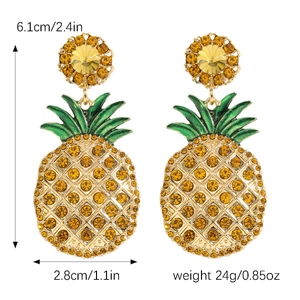 Detail von Ananas-Ohrhängern mit Goldbeschichtung, gelben Kristallen und grünen Blättern