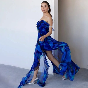 Detaillierte Rüschenlagen aus blau bedrucktem Chiffonkleid für exklusive Events