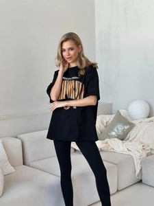 Oversize βαμβακερό μαύρο t-shirt με πορτοκαλί τύπωμα California για casual street εμφάνιση