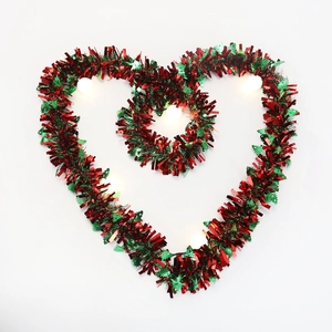 Couronne de Noël en forme de cœur à paillettes rouges et vertes avec lumières LED