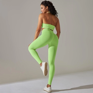 Detailansicht des nahtlosen gerippten Yoga-Sets in Limettengrün mit Leggings und Sport-BH