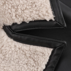 Cappotto stile britannico in pelle nera e collo in lana beige a contrasto da donna