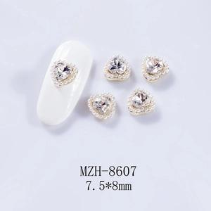 Vue macro de bijoux d'ongles cœur 7.5x8mm avec cristal central et bordure en perles