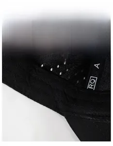 Détail du bandeau de sudation large et de la doublure en maille de la casquette sport