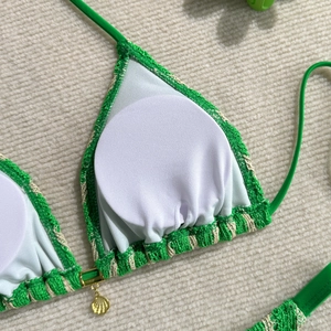 Détail du haut de bikini vert au crochet avec doublure douce et breloque coquillage