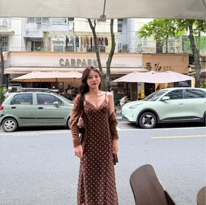 Robe longue marron à pois avec dentelle pour femme et cardigan en maille assorti