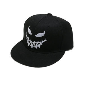 Dettaglio laterale di cappello hip hop nero con ricamo di sorriso malvagio.