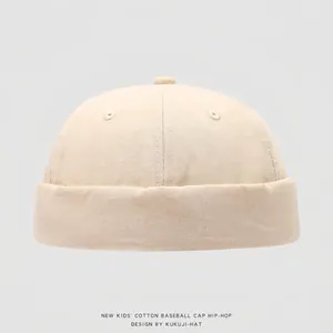 Détail d'un bonnet docker en coton crème pour enfants avec tissu sergé de haute qualité