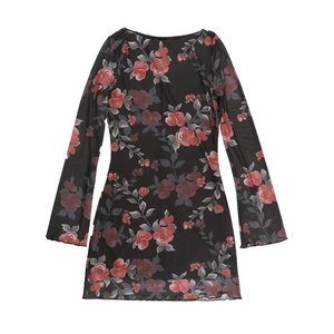 Detail des Blumen-Mesh-Kleides mit ausgestellten Ärmeln und Vintage-Rosenmuster