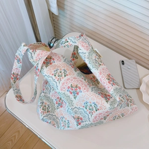 Dettaglio della borsa tote in tela con stampe mandala colorate ed etichetta simple wish