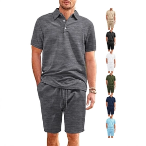 Completo uomo con polo e pantaloncini in tessuto a nido d'ape grigio scuro, stile casual sport