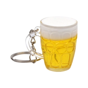 Portachiavi creativo a boccale di birra con schiuma realistica su uno sfondo bianco