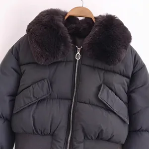 Damen-Steppjacke in Schwarz mit abnehmbarem Kunstpelzkragen und großen Pattentaschen