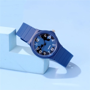 Detail einer blauen Camo-Quarzuhr mit Ziffernskala und strukturiertem Silikonarmband