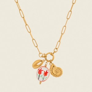 Détail du collier chaîne dorée avec pendentifs coquillages et émail floral tulipe rouge