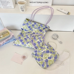 Set borsa tote e tracolla floreale con catena di perle e motivi a fiori viola e etichetta