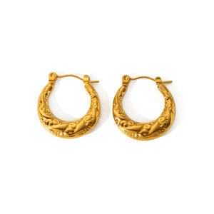 Détail de boucles d'oreilles créoles en acier doré 18K avec texture gaufrée vintage
