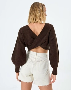 Dettaglio di un maglione corto in maglia marrone con elegante design a incrocio sulla schiena
