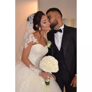 Robe de mariée élégante en dentelle blanche avec costume de marié noir classique