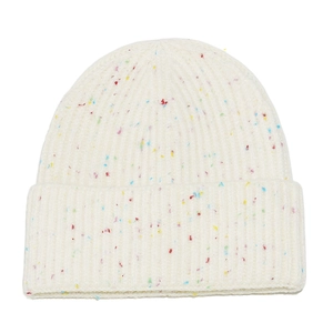 Détail du bonnet en tricot blanc avec points multicolores et texture à côtes verticales