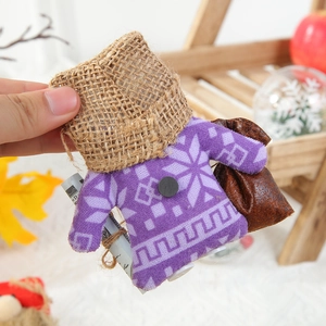 Décoration de sapin de Noël tricotée violette avec flocon et chapeau en toile